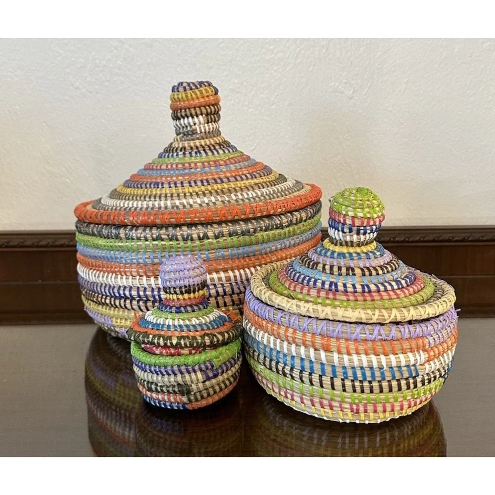 Vtg Set Of 3 African Senegal Artist Colorful Hand Woven Baskets Pot with Lids‎
